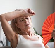 También es cuando las mujeres comienzan a manifestar varios de los síntomas asociados a la menopausia, entre ellos los sofocos o calentones.