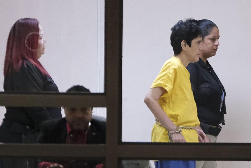 Mireya María De Córdova Figueroa, con camisa amarilla, se le imputa el asesinato de su madre paciente de alzheimer. (GFR Media)