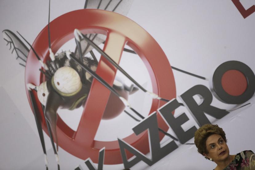 La presidenta brasileña Dilma Rousseff participa de un evento contra la proliferación del mosquito Aedes aegypti en el Palacio de Planalto en Brasilia. (EFE)