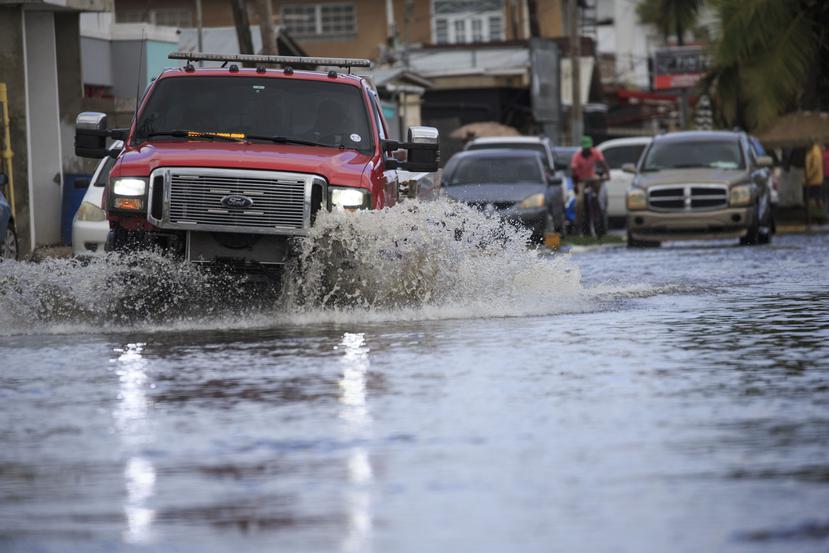 Una de las calles en la barriada Juana Matos, en Cataño, inundada.