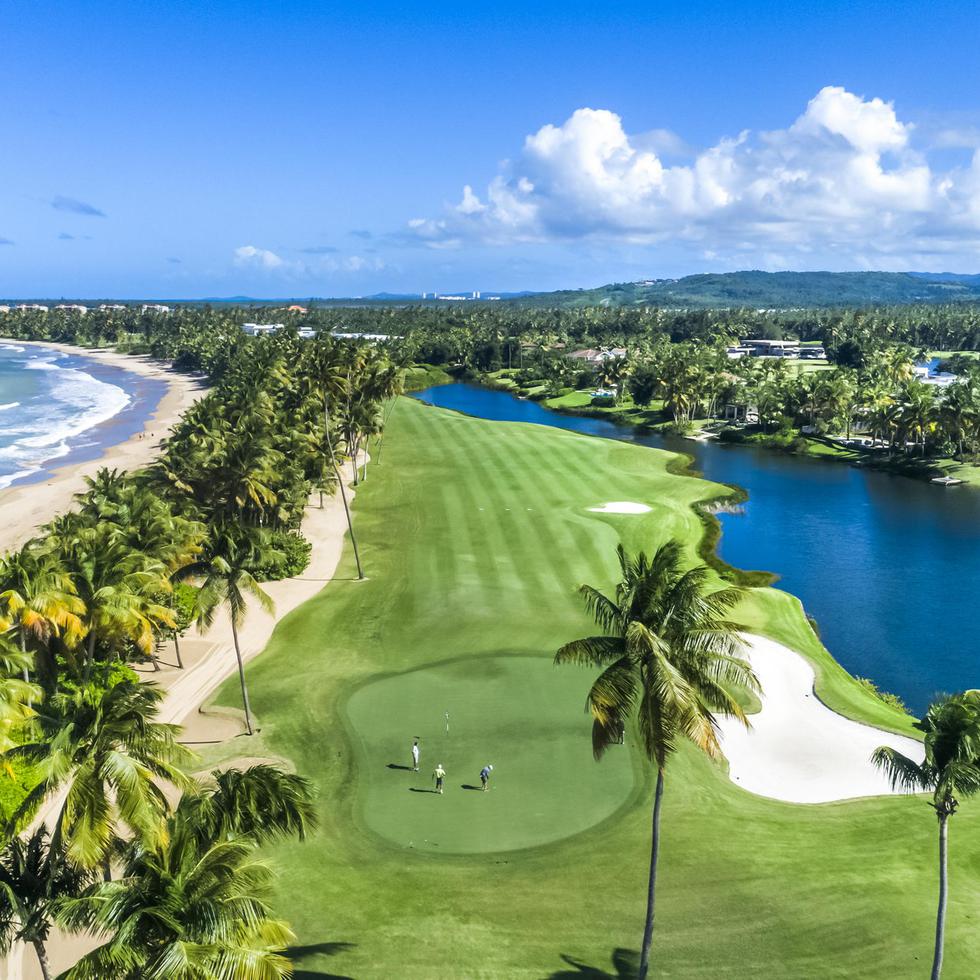 The St. Regis Bahía Beach Golf Club fue elegido entre un total de 3,241 campos de golf en los Estados Unidos. Los seleccionados fueron elegidos mediante las reseñas que sometieron los sobre 320,000 usuarios de Golf Pass, provenientes de distintas partes del mundo.