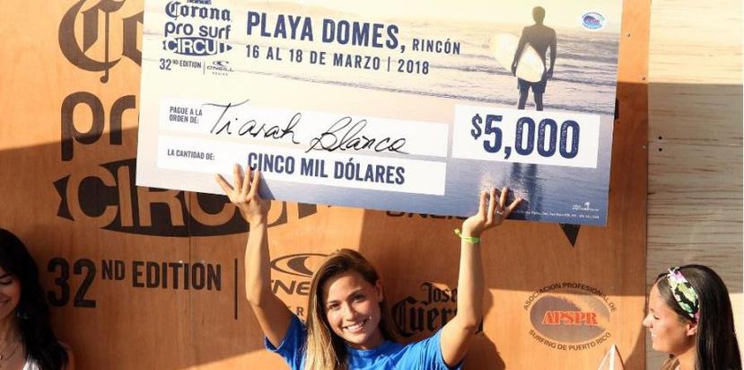 Tiarah Blanco sujeta el premio del primer lugar en la rama femenina. (Foto/ Facebook/Asociaicón Profesional de Surfing de Puerto Rico)