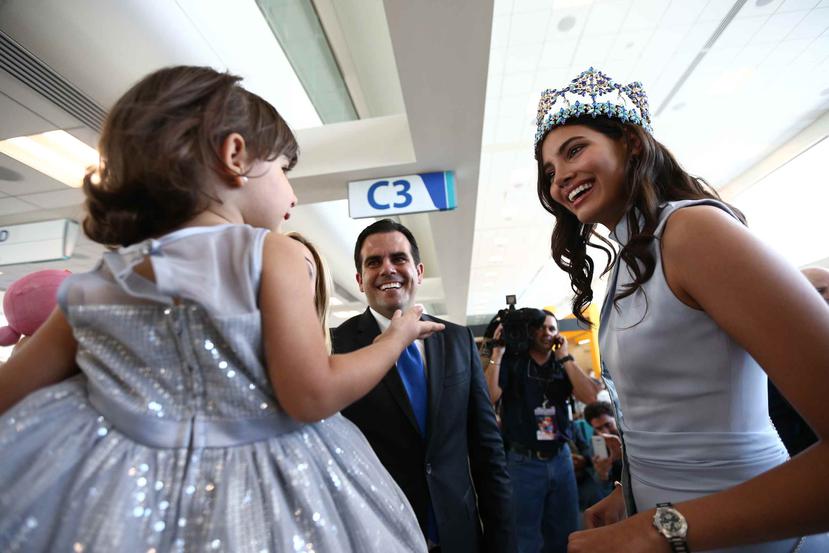 Miss Mundo fue recibida en el aeropuerto Luis Muñoz Marín por el gobernador Ricardo Rosselló y la primera dama Beatriz.
