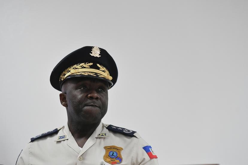 El jefe de la Policía Nacional de Haití, Léon Charles, escucha la pregunta de un reportero durante una conferencia de prensa el jueves 15 de julio de 2021 en la sede de la policía, en Puerto Príncipe.