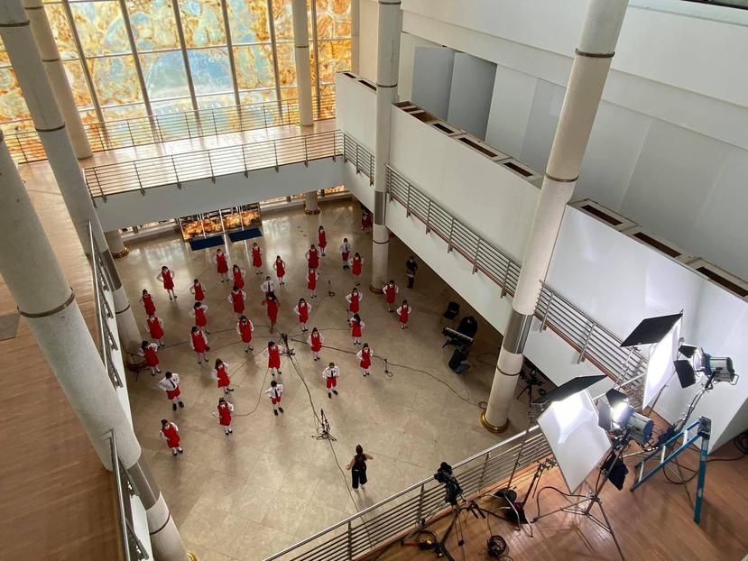 El Coro de Niños de San Juan durante la grabación de su especial de Navidad desde el Museo de Arte Puerto Rico.