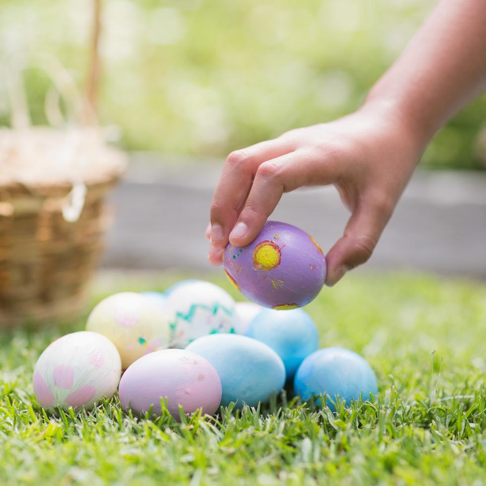 El huevo simboliza la fertilidad, la vida y la renovación, y ese magnífico alimento tenía su época de mayor abundancia durante la primavera.