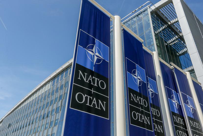 Carteles con el logo de la OTAN en una foto de archivo.