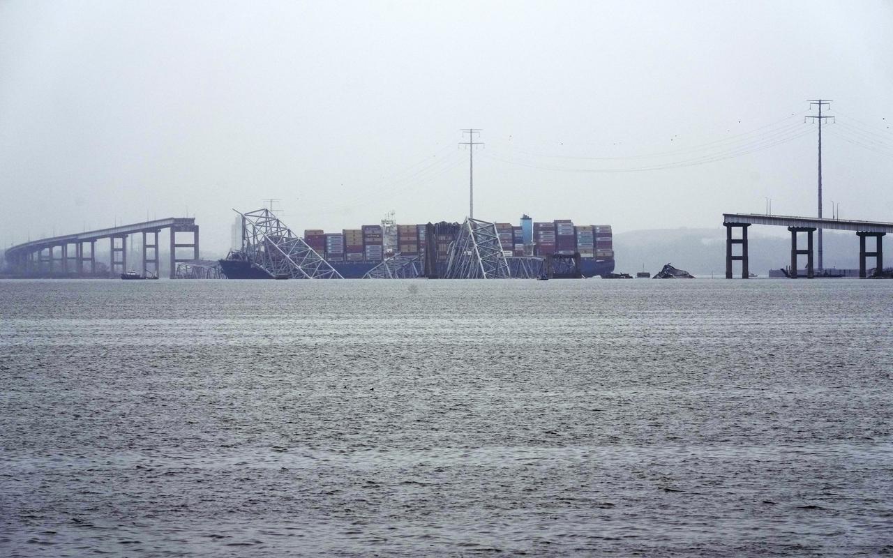 Barcazas trasladan grúas a Baltimore para ayudar a retirar restos del puente y abrir ruta de envío