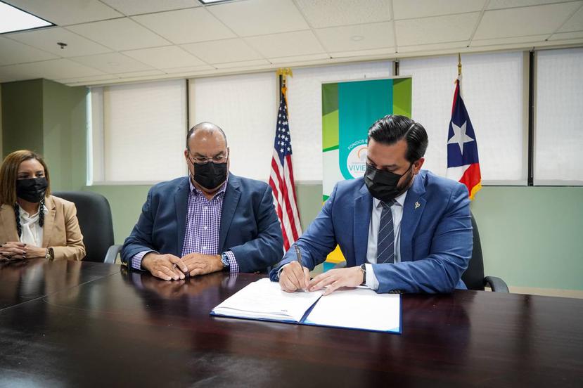 El secretario de la Vivienda, William Rodríguez, firma el acuerdo para capacitar al Departamento de Agricultura para administrar los fondos del programa ReGrow Puerto Rico, junto al secretario de Agricultura, Ramón Gozález.