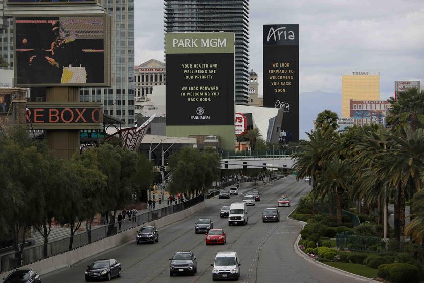 Los hoteles y casinos Park MGM and Aria, en Las Vegas, muestran mensajes sobre su cierre debido al coronavirus el pasado lunes. (AP Photo/John Locher)