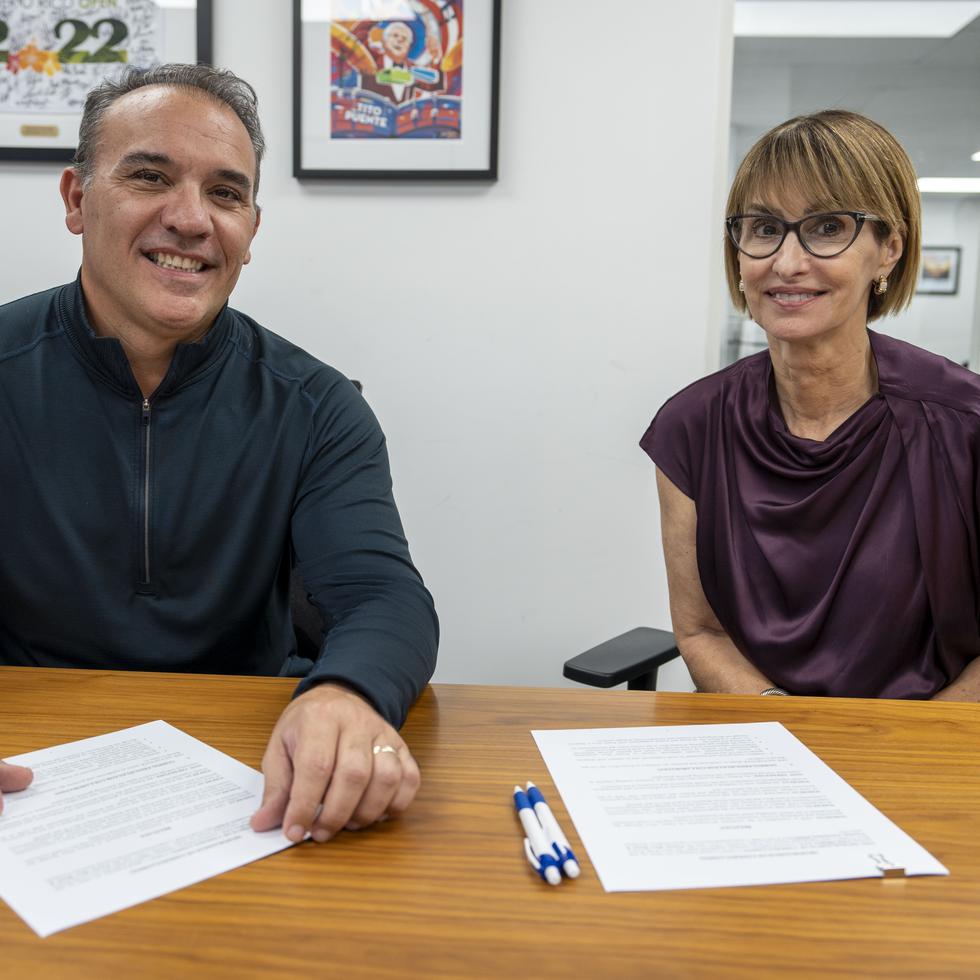 El principal oficial ejecutivo de GFR Media, Pedro Zorrilla García, junto a la presidenta de la PRHTA, Clarisa Jiménez Mayoral, estamparon su firma en el acuerdo que promete mejorar la experiencia de los visitantes.