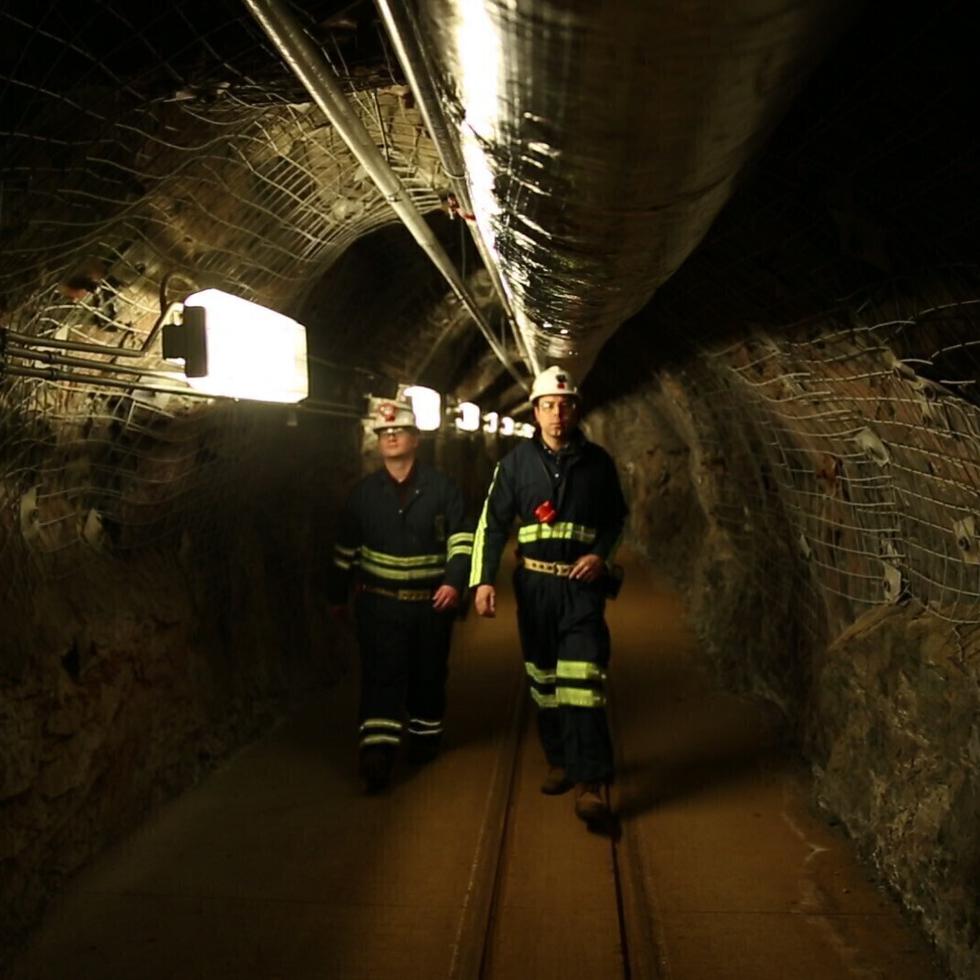 Dos científicos caminan por un túnel de una vieja mina de oro, a una milla de profundidad, en Lead, Dakota del Sur, donde funciona un centro de investigaciones que trata de encontrar materia oscura en las profunidades de la Tierra.