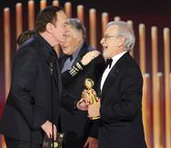 Esta imagen publicada por la NBC muestra a Quentin Tarantino, a la izquierda, entregando a Steven Spielberg el premio a la Mejor Película - Drama por "The Fabelmans" durante la 80ª edición de los Globos de Oro en el Hotel Beverly Hilton el martes 10 de enero de 2023, en Beverly Hills, California.