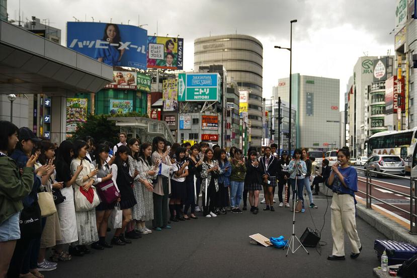Los residentes de las principales ciudades de Japón se quejan del exceso de turistas. (AP)