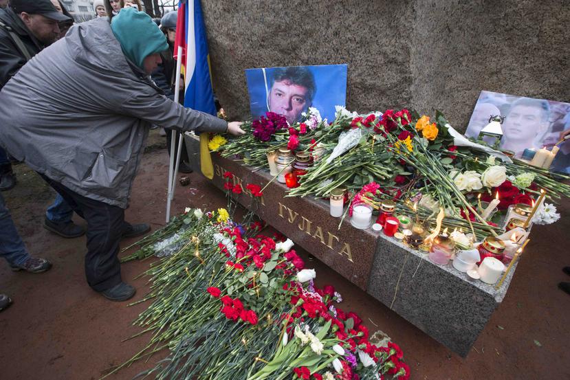 Varios simpatizantes de Boris Nemtsov han dejado flores en honor al líder político en un monumento dedicado a prisioneros políticos en Rusia. (AP)