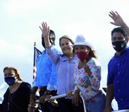 La gobernadora Wanda Vázquez durante una caravana en Guaynabo.