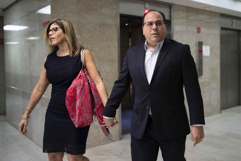 Jaime Perelló, expresidente de la Cámara de Representantes, a su llegada al Tribunal acompañado por su esposa.