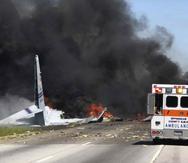 Las nueve personas dentro del avión de carga C-130 Hercules perecieron en el accidente. (AP / James Lavine)