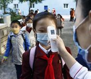 Los expertos advierten que el no controlar la propagación del COVID-19 podría tener consecuencias devastadoras para Corea del Norte, tomando en cuenta que el país tiene un sistema de salud deficiente y que la mayoría de sus 26 millones de habitantes no están vacunados.