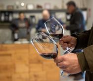 La facturación de las exportaciones de vino español en el primer semestre de 2022 alcanzó los 1,435.3 millones de euros. Una persona sostiene dos copas de vino, en una foto de archivo.