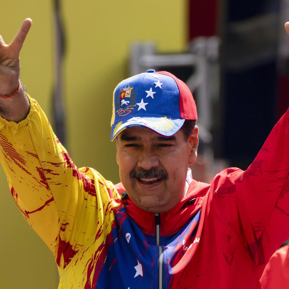 En esta imagen de archivo, el presidente de Venezuela, Nicolás Maduro, hace el signo de la victoria con las manos durante un acto para conmemorar un discurso del difunto Hugo Chávez