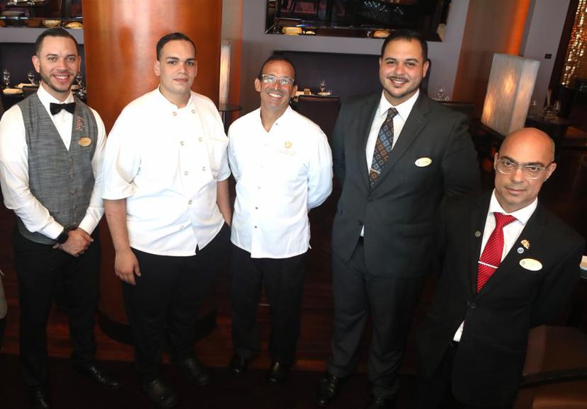 Chef Juan José Cuevas (al centro) rodeado de parte de su equipo. De izquierda a derecha, Ángel Rivas,  Eric Román Ramos, el nuevo gerente general Bryan Solino Rivera; y el sumiller Luis A. Simoes.