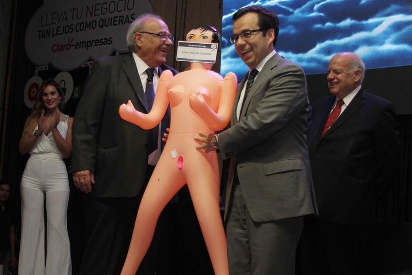El ministro de Economía de Chile, Luis Felipe Céspedes recibe de regalo de parte del presidente de la Asociación de Exportadores de Manufacturas (Asexma), Roberto Fantuzzi, una muñeca inflable para "estimular" la economía del País. (EFE)