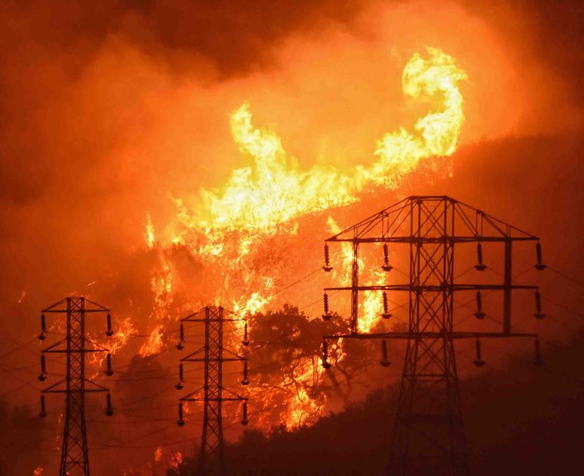 Más de 8,000 bomberos continúan trabajando para sofocar unas llamas que han destruido más de 1,000 edificios. (AP)