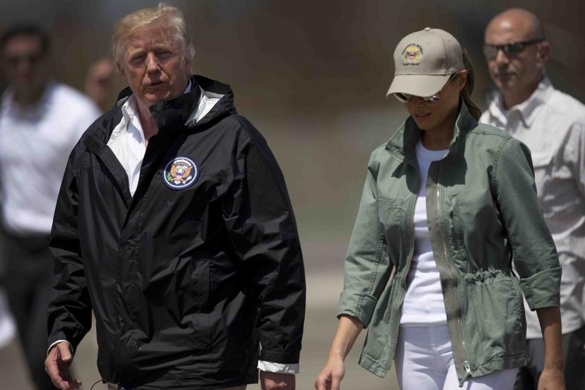 El presidente Donald Trump, junto a la primera dama Melania Trump, durante visita a Puerto Rico el pasado 2 de octubre, luego del paso del huracán María.