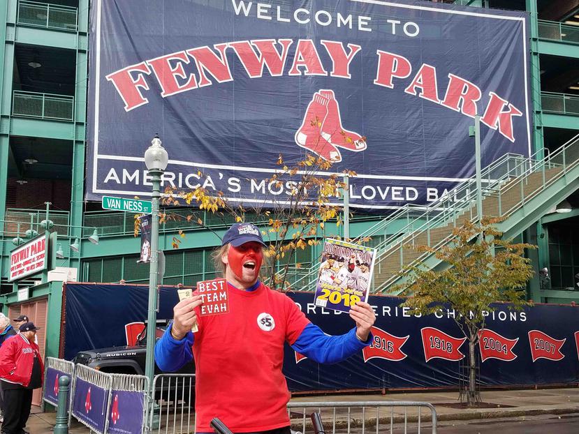 Uno fanático de los Medias Rojas de Boston posa frente al Fenway Park. (AP)