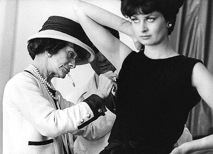 Revolucionaria en su estilo, la modista Coco Chanel adoptó la comodidad al estilo, más alentó a las mujeres a vestir como hombres.