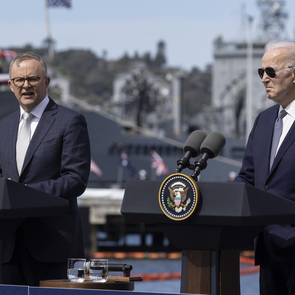 El primer ministro de Australia, Anthony Albanese (izquierda), pronuncia un discurso durante una conferencia de prensa con el presidente Joe Biden (derecha) y el primer ministro del Reino Unido, Rishi Sunak (no aparece en la foto) en la Base Naval de Point Miramar en San Diego, California.