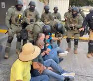 Captura de vídeo que muestra el momento en que oficiales de la Policía comenzaron a remover a los empleados que impedían el paso en el Centro Gubernamental Minillas.
