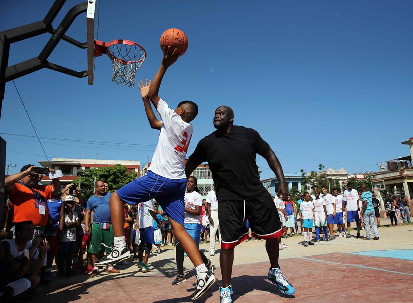 Aquí durante una clínica con jugadores de baloncesto en Cuba. (EFE)
