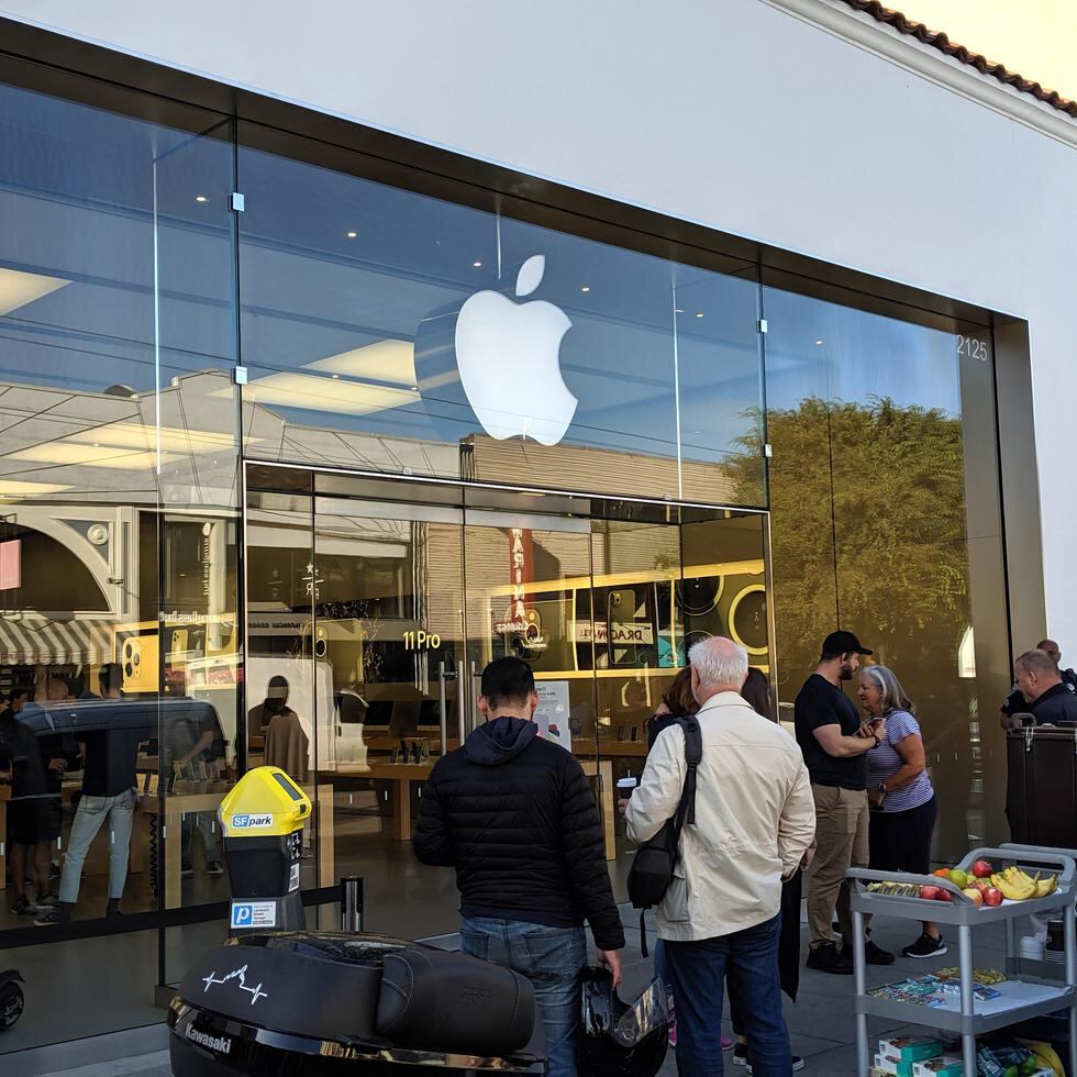 Imagen de archivo que muestra unas personas esperando en las afueras de la tienda Apple del barrio de Marina en San Francisco, California.