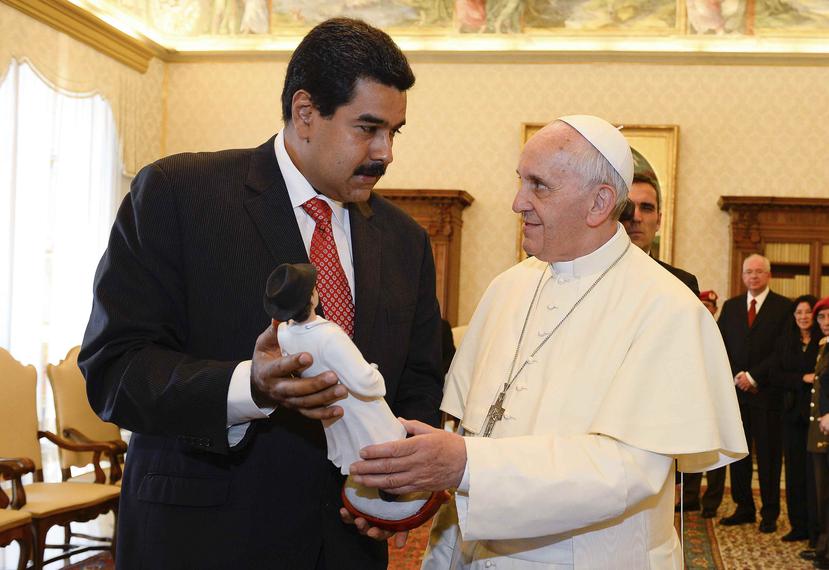 En esta foto de archivo del 17 de junio de 2013, el presidente venezolano Nicolás Maduro, izquierda, da al papa Francisco. (AP)