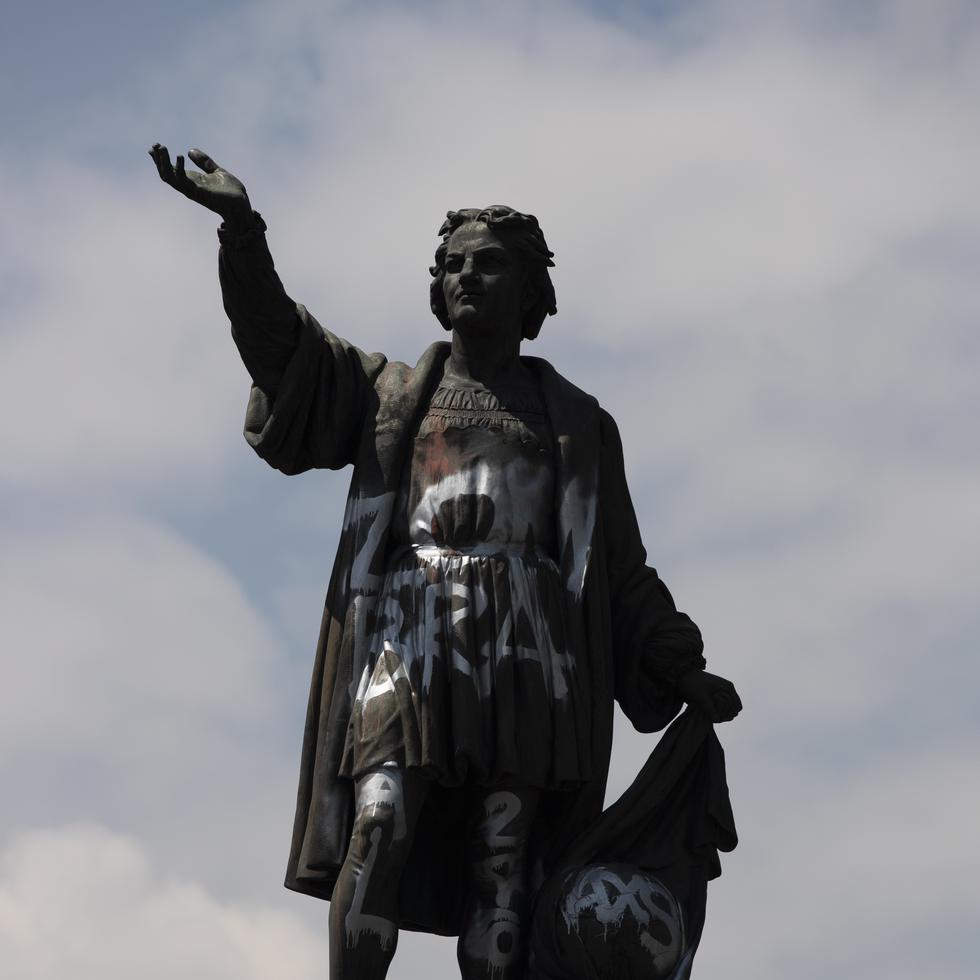 Una estatua de Cristóbal Colón vandalizada, en la avenida Paseo de la Reforma en Ciudad de México, el 28 de septiembre de 2020. El gobierno anunció el domingo 5 de septiembre de 2021 que la estatua será reemplazada por una en honor a las mujeres indígenas. (Foto AP/Marco Ugarte, Archivo)