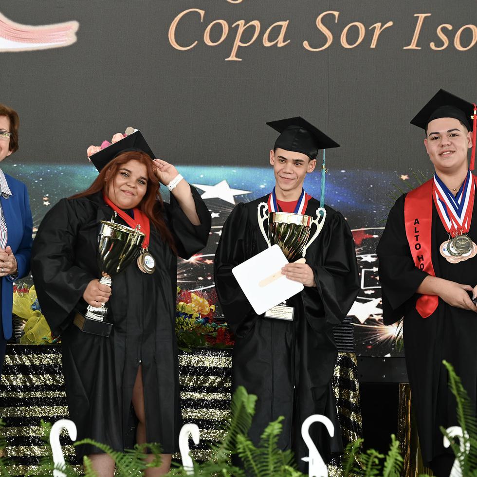 Los recipientes de la Copa Sor Isolina Ferré, el máximo galardón otorgado a los estudiantes del sistema educativo de los CSIF, junto a Sister Mildred Vázquez.