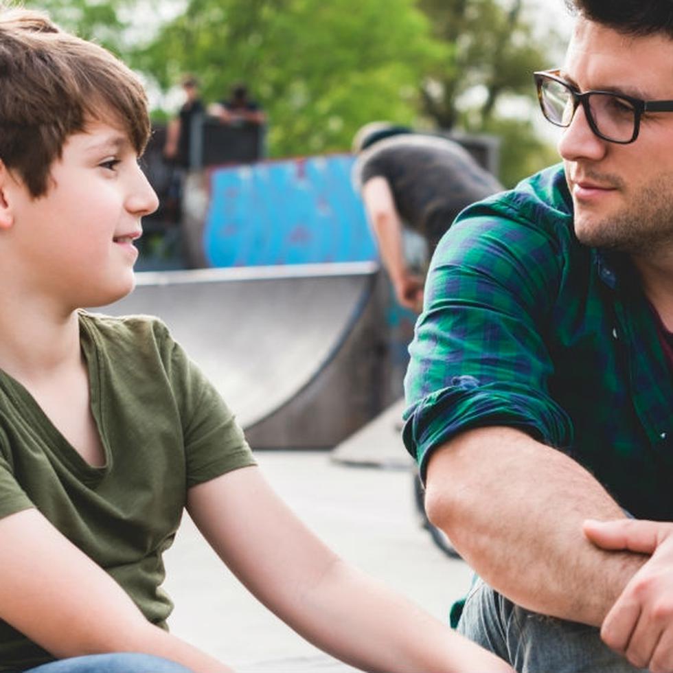 Varios estudios científicos confirman que una paternidad activa y enriquecedora se asocia con mejores resultados en las habilidades verbales, el funcionamiento intelectual y los logros académicos de los adolescentes. (Shutterstock)