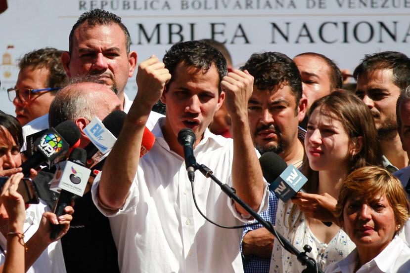 Tras la liberación Juan Guaidó reapareció mostrando las marcas que le dejaron las esposas en sus muñecas. (EFE)