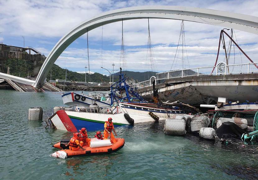 Rescatistas trabajando junto a un puente derrumbado en Nanfangao, este de Taiwán. (AP)