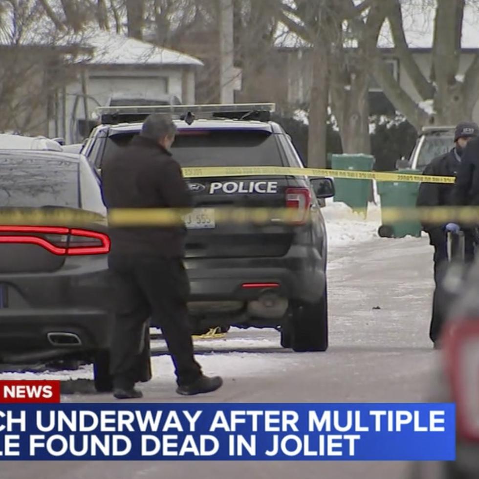 Las autoridades trabajan en una escena del crimen en Joliet, Illinois tras descubrir a varias personas baleadas y asesinadas en tres lugares desde el domingo en suburbios de Chicago.