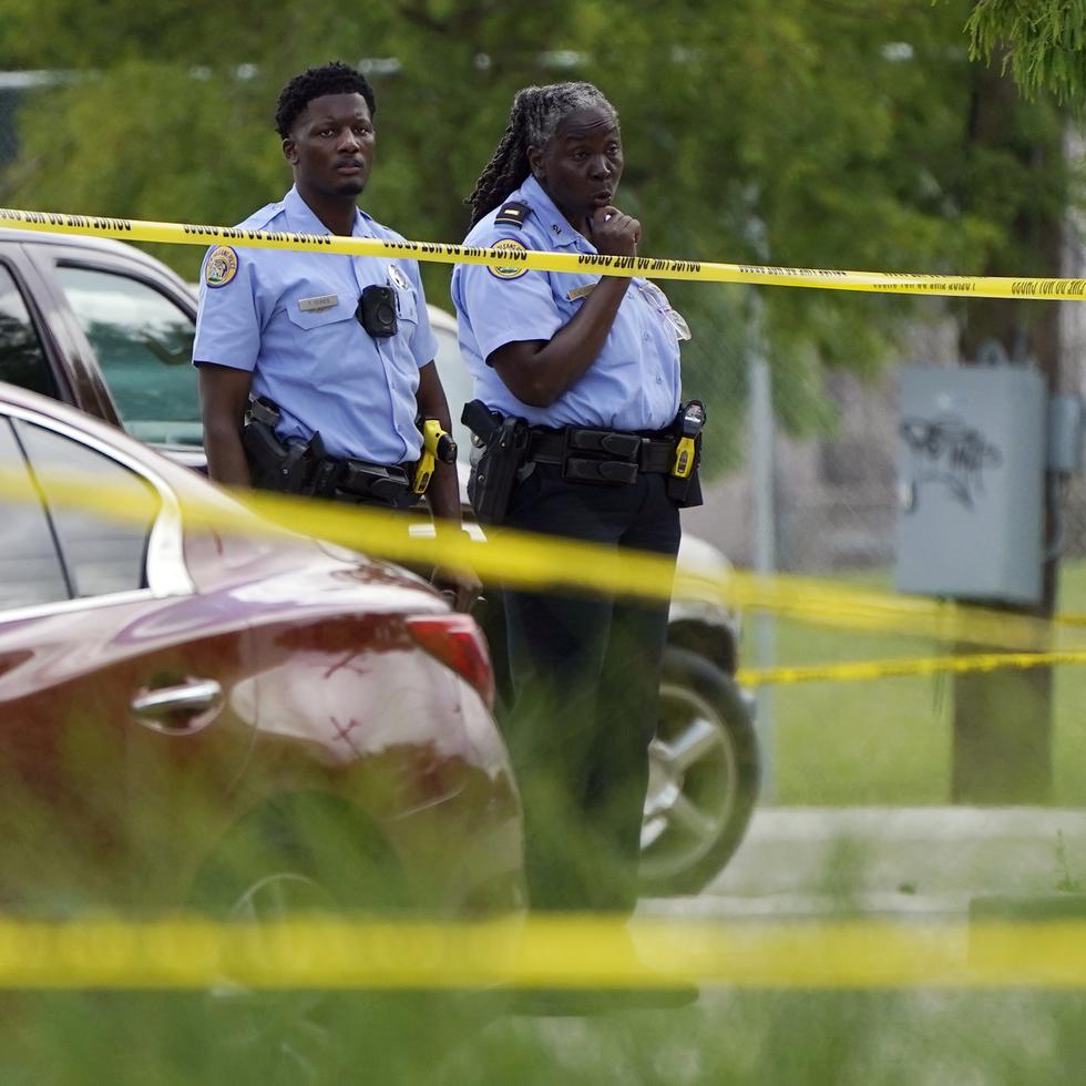 Policías evalúan la escena del crimen tras un tiroteo en la Universidad Xavier en Nueva Orleans.