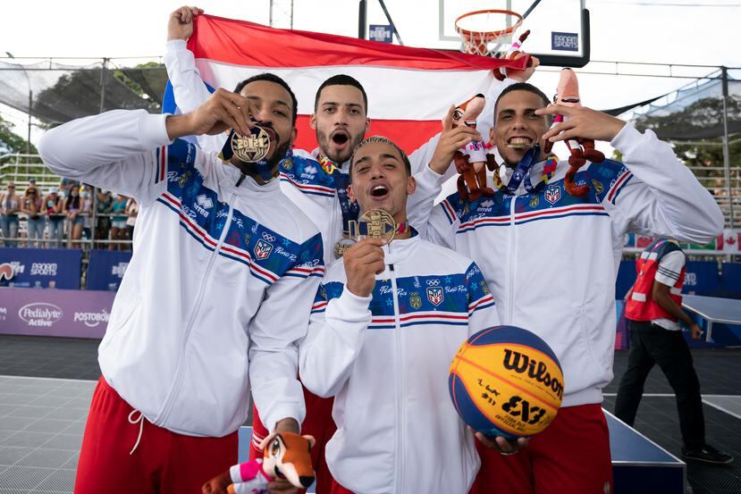Los integrantes del equipo 3x3 de Puerto Rico celebran la medalla de oro en Cali.
