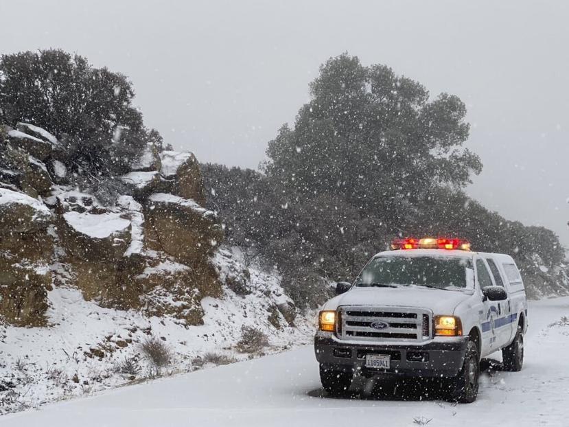Un camión en una carretera de Santa Barbara, California, a 3,500 pies de altura, en medio de una nevada. (Mike Eliason/Departamento de Bomberos del Condado de Santa Barbara vía AP)

