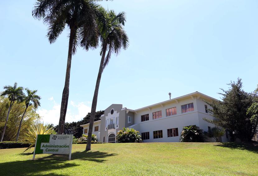 Edificio de la Administración Central de la Universidad de Puerto Rico.