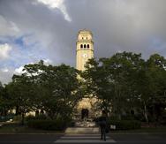 Reyes plantea que el sistema de la universidad pública “debe estar divorciado” del proceso político.