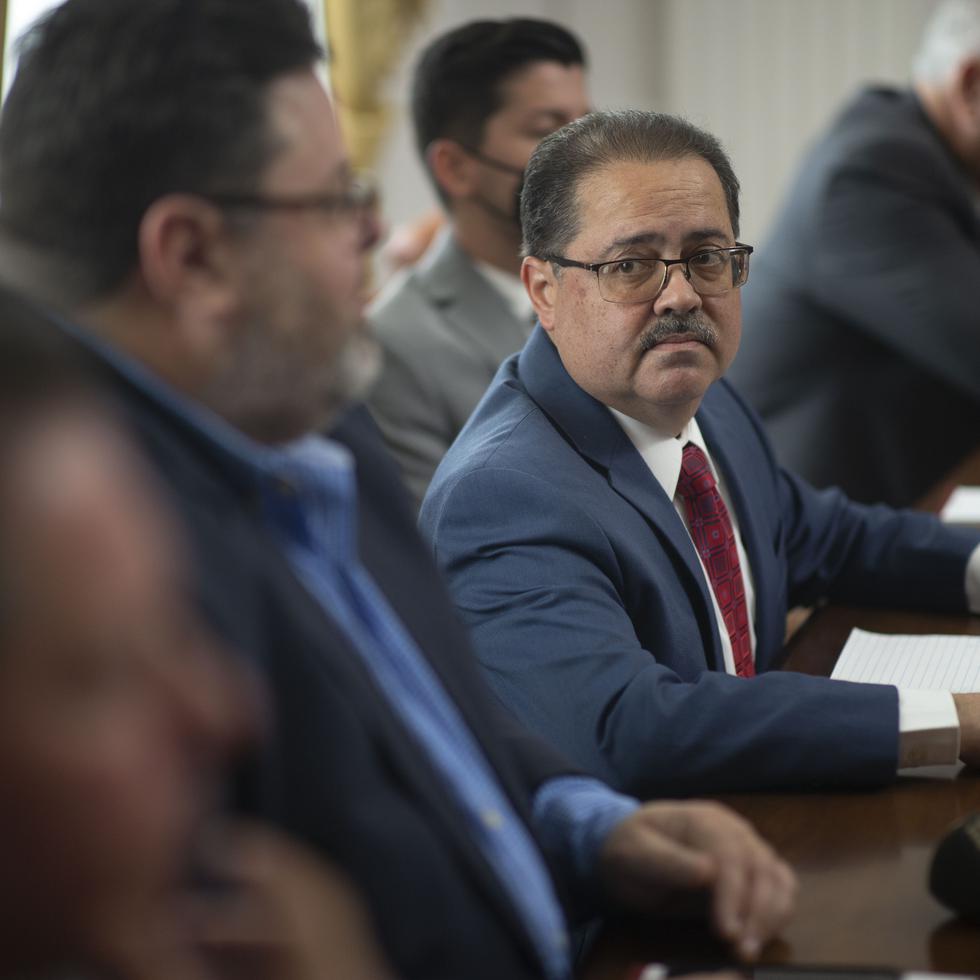 Al centro, el presidente del Senado, José Luis Dalmau Santiago, durante la “Mesa de Diálogo sobre Status”, en la que participan los presidentes de los partidos políticos en Puerto Rico.