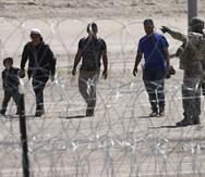 Migrantes esperan a las autoridades estadounidenses en la frontera entre Estados Unidos y México, visto desde Ciudad Juárez, México, el miércoles 10 de mayo de 2023. (AP Foto/Christian Chávez, Archivo)