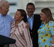 Presidente Biden y la congresista Nydia Velázquez.